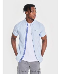 Bench hombres camisa de manga corta con lazo azul claro vestir RFH4F28 Bench. Jacket